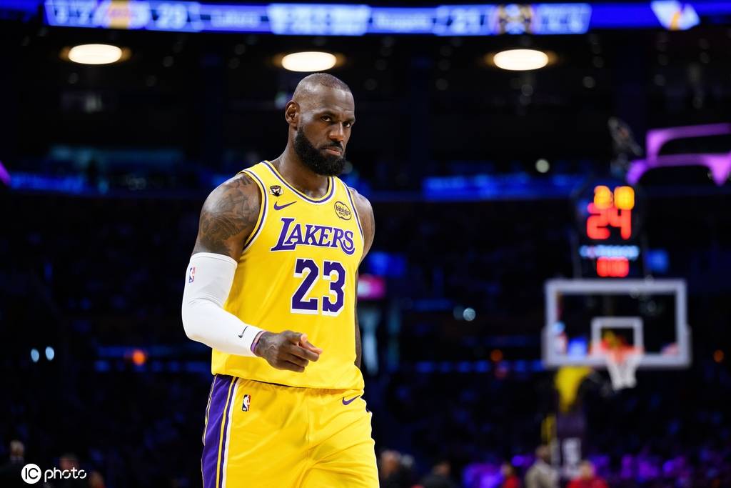 看感动了!不足1分钟湖人落后1分 詹姆斯飞身侧扑抢板